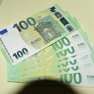 €100 Euro Bills